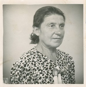 Maria Olzak född 6.6 1887, baksidan 19.7 1945